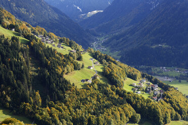Österreich, Vorarlberg, Blick auf das Montafon und den Bartholomäberg bei Silbertal - SIE003601