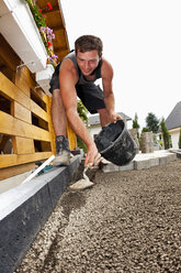 Deutschland, Rheinland-Pfalz, Arbeiter beim Zusammenbau von Beton - CSF018071