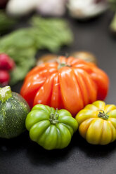 Deutschland, Düsseldorf, Mehrfarbige Tomaten auf Tisch - KVF000017