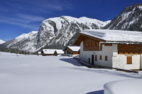 Österreich, Tirol, Blick auf Haus bei Eng Alm mit Bärenwandkopf, lizenzfreies Stockfoto
