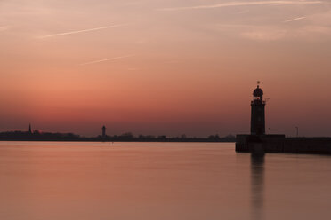 Deutschland, Bremerhaven, Blick auf die Nordmole auf See - SJ000013