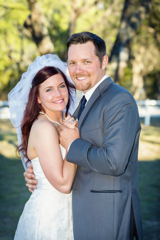 USA, Texas, Porträt eines lächelnden jungen Hochzeitspaares, lizenzfreies Stockfoto