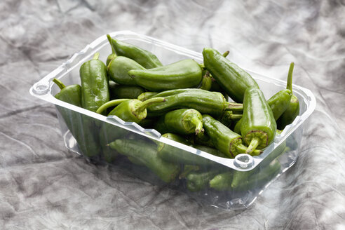Green pepper in plastic container, close up - CSF018156