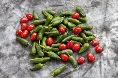 Green pepper and mini plum tomatoes on grey background, close up - CSF018159