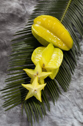 Sternfruchtscheibe auf Palmblatt, Nahaufnahme - CSF018216