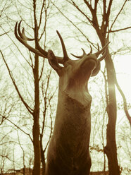 Deutschland, München, Statue des Hirsches im Bavariapark - LF000491