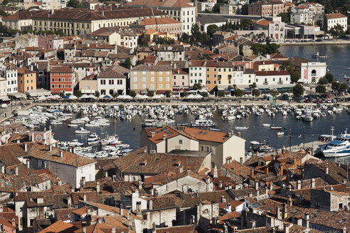 Kroatien, Blick von der Kirche Sv Eufemija auf den Hafen von Rovinj - MS002892