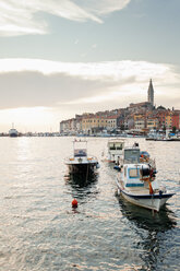 Kroatien, Blick auf den Hafen und die Kirche Sv Eufremija in Rovinj - MS002895