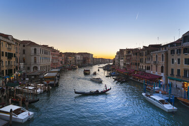 Italien, Venedig, Blick auf den Canal Grande in der Abenddämmerung - HSIF000157