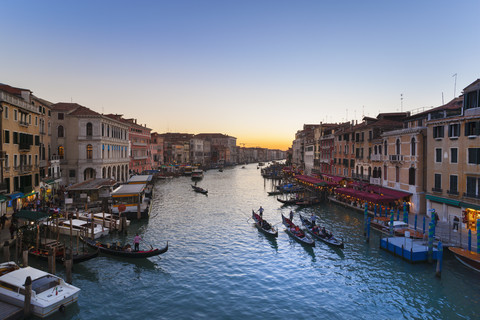 Italien, Venedig, Blick auf den Canal Grande in der Abenddämmerung, lizenzfreies Stockfoto