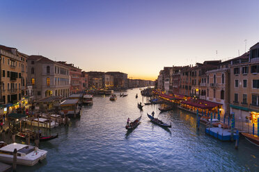 Italien, Venedig, Blick auf den Canal Grande in der Abenddämmerung - HSIF000151