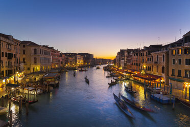 Italien, Venedig, Blick auf den Canal Grande in der Abenddämmerung - HSIF000152