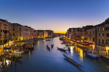 Italien, Venedig, Blick auf den Canal Grande in der Abenddämmerung - HSIF000153