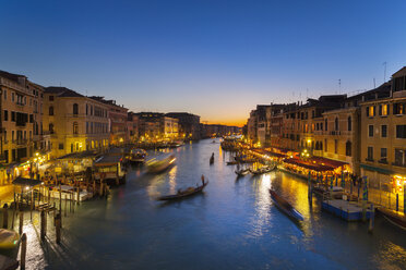 Italien, Venedig, Blick auf den Canal Grande in der Abenddämmerung - HSIF000154