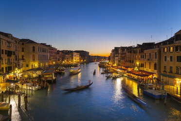 Italien, Venedig, Blick auf den Canal Grande in der Abenddämmerung - HSIF000155