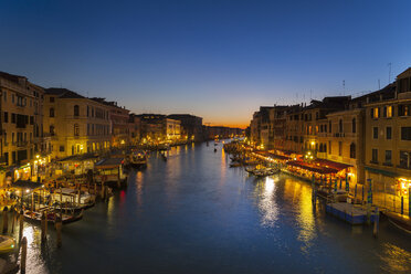 Italien, Venedig, Blick auf den Canal Grande in der Abenddämmerung - HSIF000156