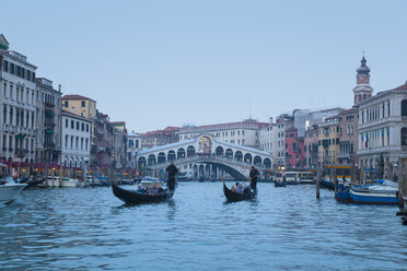 Italien, Venedig, Blick auf den Canal Grande und die Rialto-Brücke in der Abenddämmerung - HSI000144