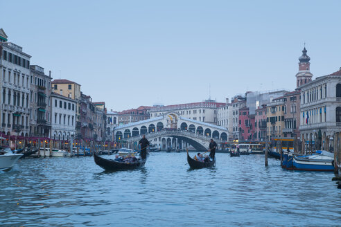 Italien, Venedig, Blick auf den Canal Grande und die Rialto-Brücke in der Abenddämmerung - HSI000144