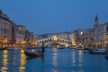 Italy, Venice, View of Grand Canal and Rialto bridge at dusk - HSI000145