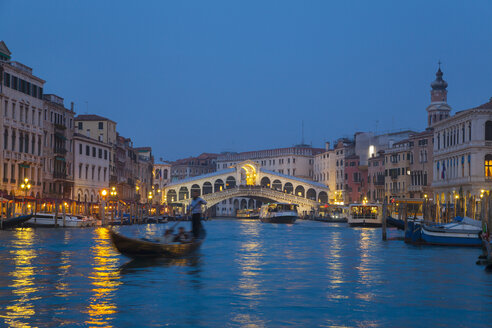 Italien, Venedig, Blick auf den Canal Grande und die Rialto-Brücke in der Abenddämmerung - HSI000145