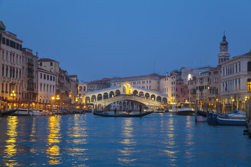 Italien, Venedig, Blick auf den Canal Grande und die Rialto-Brücke in der Abenddämmerung - HSIF000146