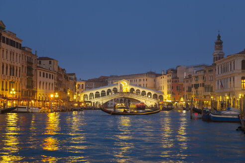 Italien, Venedig, Blick auf den Canal Grande und die Rialto-Brücke in der Abenddämmerung - HSIF000147