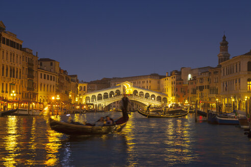 Italien, Venedig, Blick auf den Canal Grande und die Rialto-Brücke in der Abenddämmerung - HSIF000148