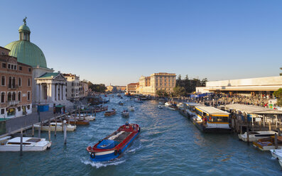 Italien, Venedig, Morgenverkehr auf dem Canal Grande bei St. Lucia - HSIF000203