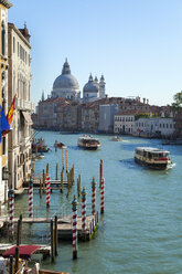 Italien, Venedig, Blick auf den Canal Grande bei der Kirche Santa Maria della Salute - HSIF000210