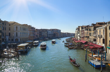 Italien, Venedig, Gondeln auf dem Canal Grande in der Nähe der Rialto-Brücke - HSIF000212