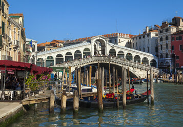 Italien, Venedig, Gondeln auf dem Canal Grande bei der Rialto-Brücke - HSIF000213