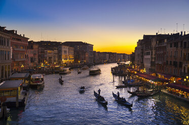 Italien, Venedig, Gondeln auf dem Canal Grande in der Nähe der Rialto-Brücke - HSIF000218