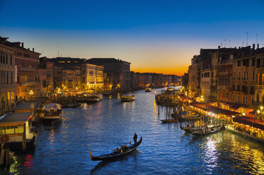 Italien, Venedig, Gondeln auf dem Canal Grande in der Nähe der Rialto-Brücke - HSIF000219