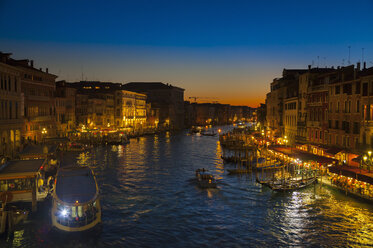 Italien, Venedig, Vaporetto auf dem Canal Grande an der Rialto-Brücke - HSIF000252