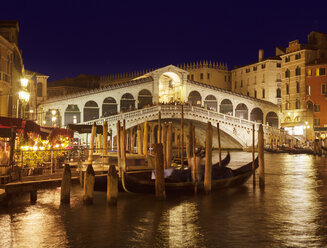 Italien, Venedig, Gondeln auf dem Canal Grande bei der Rialto-Brücke - HSIF000253