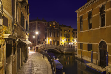 Italien, Venedig, Verschlafener Kanal in Dorsoduro bei Nacht - HSIF000254