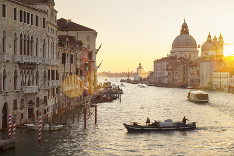 Italien, Venedig, Morgenverkehr auf dem Canal Grande bei der Kirche Santa Maria della Salute, lizenzfreies Stockfoto