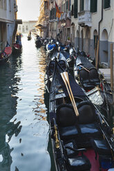 Italien, Venedig, Gondeln auf dem Canal Grande am Markusplatz - HSI000256