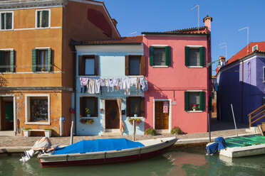 Italien, Venedig, Bunte Häuser und verschlafener Kanal auf der Insel Burano - HSIF000230