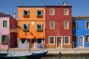 Italien, Venedig, Bunte Häuser und verschlafener Kanal auf der Insel Burano - HSIF000232