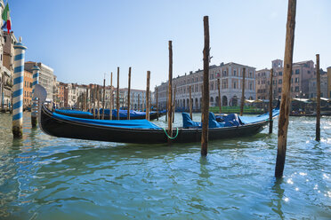 Italy, Venice, Canal Grande near Rialto Bridge - HSI000237