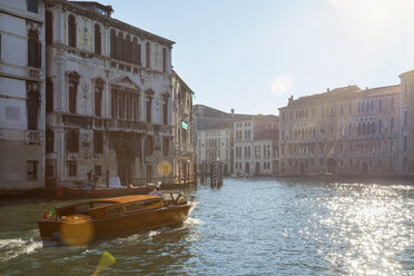 Italien, Venedig, Wassertaxi auf dem Canal Grande in der Nähe der Rialto-Brücke - HSI000239