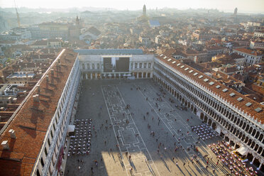 Italien, Venedig, Blick auf den Markusplatz vom Campanile-Turm - HSIF000257