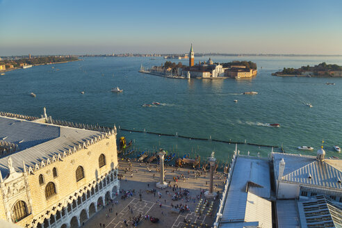 Italien, Venedig, Blick auf Canal Grande, San Giorgio Maggiore und Kirche am Markusplatz - HSIF000258