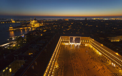 Italien, Venedig, Blick auf den Markusplatz vom Campanile-Turm in der Abenddämmerung - HSIF000260