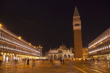 Italien, Venedig, Blick auf den Markusplatz mit Campanile Turm bei Nacht - HSIF000261