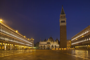 Italien, Venedig, Blick auf den Markusplatz mit Campanile Turm bei Nacht - HSIF000264