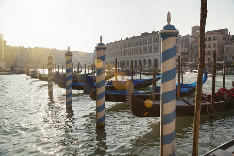 Italien, Venedig, Gondeln an der Anlegestelle des Canal Grande am Rialto-Markt, lizenzfreies Stockfoto