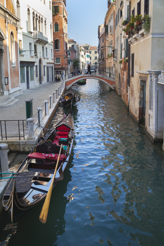 Italien, Venedig, Gondonla am Kanal in Cannaregio, lizenzfreies Stockfoto