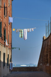 Italy, Venice, Washing line in Cannaregio - HSIF000199